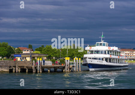 Die MS ST. GALLEN, ein ausflugsschiff der Schweizerischen Bodensee Schifffahrt Unternehmen hat am Bootssteg in Langenargen, Deutschland angedockt. Stockfoto