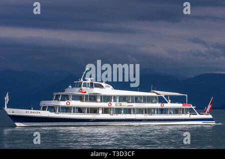 Die MS ST. GALLEN der Schweizerischen Bodensee Schifffahrt unternehmen Kreuze am Bodensee in der Nähe von Langenargen, Deutschland, in einem Gewitter Atmosphäre. Stockfoto