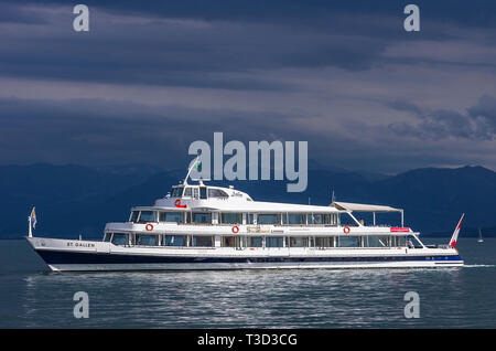 Die MS ST. GALLEN der Schweizerischen Bodensee Schifffahrt unternehmen Kreuze am Bodensee in der Nähe von Langenargen, Deutschland, in einem Gewitter Atmosphäre. Stockfoto