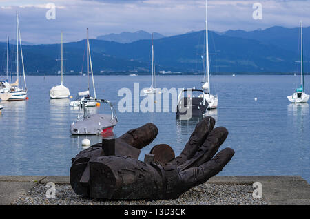 Metall Skulptur einer Hand von Gunther beruhigens als Teil der Ausstellung SKULPTURA in Wasserburg am Bodensee, Bayern, Deutschland. Stockfoto