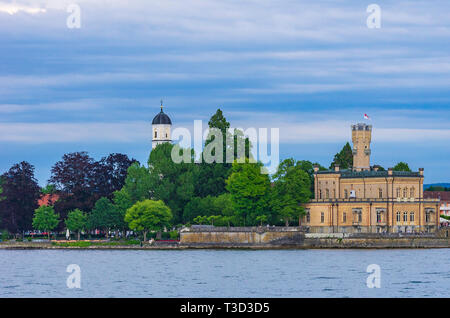 Am See Blick auf Schloss Montfort in Langenargen am Bodensee, Baden-Württemberg, Deutschland. Stockfoto