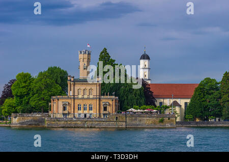 Am See Blick auf Schloss Montfort in Langenargen am Bodensee, Baden-Württemberg, Deutschland. Stockfoto