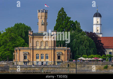 Am See Blick auf Schloss Montfort in Langenargen am Bodensee, Baden-Württemberg, Deutschland. Stockfoto