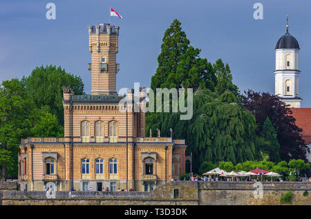 Am See Blick auf Schloss Montfort in Langenargen am Bodensee, Baden-Württemberg, Deutschland. Stockfoto