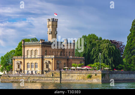 Am See Blick auf Schloss Montfort in Langenargen am Bodensee, Baden-Württemberg, Deutschland. Stockfoto