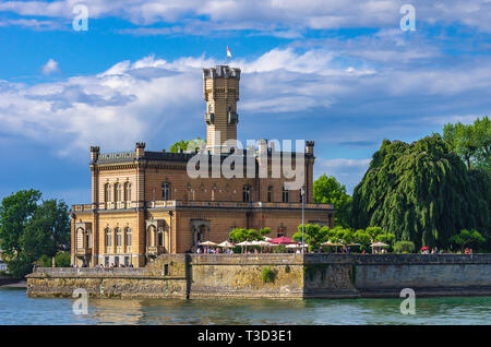 Am See Blick auf Schloss Montfort in Langenargen am Bodensee, Baden-Württemberg, Deutschland. Stockfoto