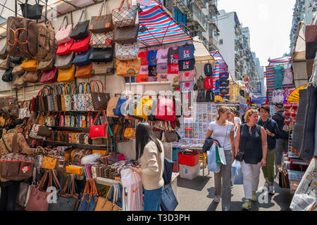 Touristen in Ladies Market auf Tung Choi Street, Mong Kok, Kowloon, Hongkong, China Stockfoto