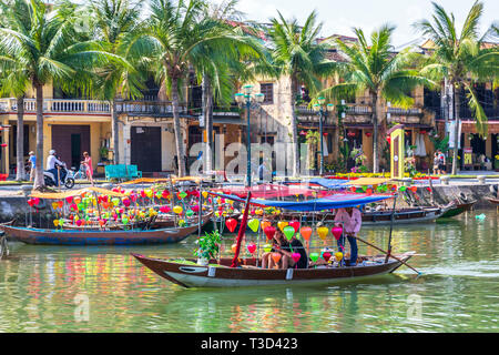 Touristen für ein Segel auf einer Laterne Boot entlang des Flusses Sohn Thu Bon, Hoi An, Quang Nam, Vietnam, Asien. Stockfoto