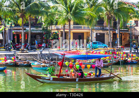 Touristen für ein Segel auf einer Laterne Boot entlang des Flusses Sohn Thu Bon, Hoi An, Quang Nam, Vietnam, Asien. Stockfoto