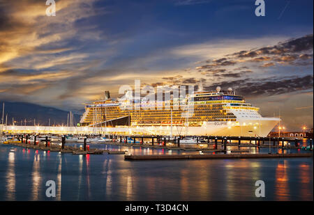 Kreuzfahrtschiff im Hafen bei Nacht Stockfoto