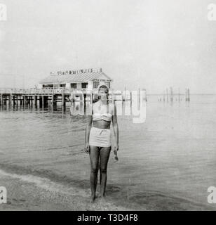 Colonial Beach, Virginia wurde als "Poor Man's Las Vegas' und 'Las Vegas auf dem Potomac', wenn er stieg in den frühen 1950er Jahren bekannt. Wurde das Spielen erlaubt und Casinos, wie die kleinen Steel Pier, flogen bis in Dollar für die Gemeinde zu bringen. Die kleine Steel Pier war bald weg durchgebrannt durch einen Hurrikan und den Erfolg über Nacht von einer Stadt ging in Rückgang nach Spielende wurde wieder im Jahre 1958 verboten. Diese Bilder zeigen Colonial Beach zu Beginn ihrer Comeback in 1950. Stockfoto