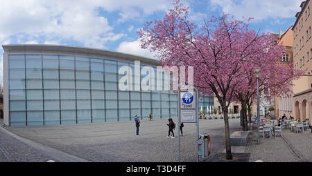 Blühende Bäume an der Glasfassade der Neuen Museum, Museum für Kunst und Design, Klarissen, Altstadt von Nürnberg, Franken, Bayern, Deutschland Stockfoto