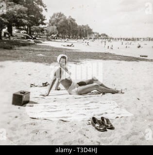 Colonial Beach, Virginia wurde als "Poor Man's Las Vegas' und 'Las Vegas auf dem Potomac', wenn er stieg in den frühen 1950er Jahren bekannt. Wurde das Spielen erlaubt und Casinos, wie die kleinen Steel Pier, flogen bis in Dollar für die Gemeinde zu bringen. Die kleine Steel Pier war bald weg durchgebrannt durch einen Hurrikan und den Erfolg über Nacht von einer Stadt ging in Rückgang nach Spielende wurde wieder im Jahre 1958 verboten. Diese Bilder zeigen Colonial Beach zu Beginn ihrer Comeback in 1950. Stockfoto