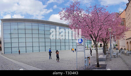 Blühende Bäume an der Glasfassade der Neuen Museum, Museum für Kunst und Design, Klarissen, Altstadt von Nürnberg, Franken, Bayern, Deutschland Stockfoto