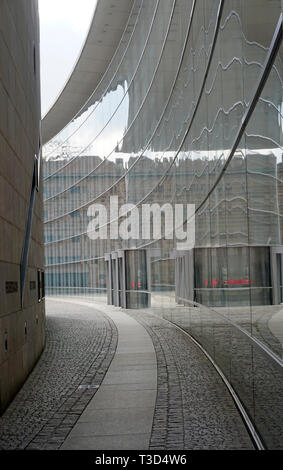 Glasfassade der Neuen Museum, Museum für Kunst und Design, Klarissen, Altstadt von Nürnberg, Franken, Bayern, Deutschland Stockfoto