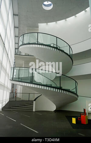 Wendeltreppe, die Innenseite des Neuen Museum, Museum für Kunst und Design, Klarissen, Altstadt von Nürnberg, Franken, Bayern, Deutschland Stockfoto