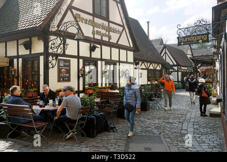 Touristen am "traditionellen Bratwurstglöcklein' Taverne, Handwerker Hof (deutsch: Handwerkerhof) in der Altstadt von Nürnberg, Franken, Bayern, Deutschland Stockfoto