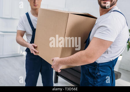 Teilweise mit Blick auf die zwei movers transportieren Karton in der Wohnung Stockfoto