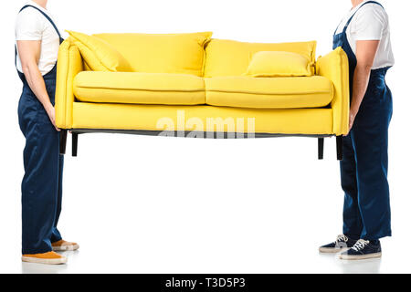 7/8-Ansicht von zwei movers Transport sofa Gelb auf Weiß Stockfoto