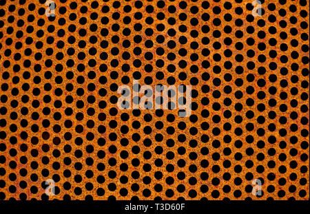 Rostiges Eisenblech Textur perforiert. Oberfläche der industriellen Mesh. Horizontale Korrosion stahl Hintergrund. Ansicht von oben Stockfoto