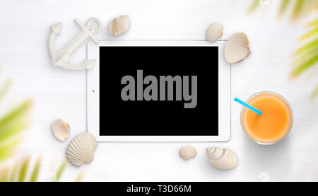 Tablet mit Muscheln auf weißen Tisch umgeben. Saft und kleinen Boot Anker neben. Palm Tree oben. Stockfoto