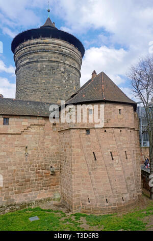 Frauen Gate Tower (deutsch: Frauentorturm) an Handwerker Hof (deutsch: Handwerkerhof) an der Stadtbefestigung, Altstadt von Nürnberg, Bayern, Deutschland Stockfoto