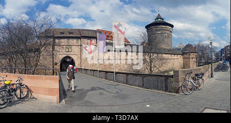 Frauen Gate Tower (deutsch: Frauentorturm) an Handwerker Hof (deutsch: Handwerkerhof) an der Stadtbefestigung, Altstadt von Nürnberg, Bayern, Deutschland Stockfoto