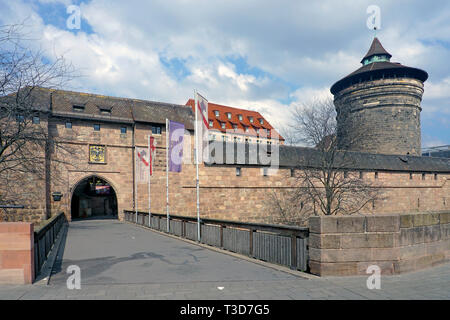 Frauen Gate Tower (deutsch: Frauentorturm) an Handwerker Hof (deutsch: Handwerkerhof) an der Stadtbefestigung, Altstadt von Nürnberg, Bayern, Deutschland Stockfoto