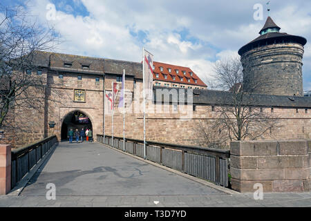 Frauen Gate Tower (deutsch: Frauentorturm) an Handwerker Hof (deutsch: Handwerkerhof) an der Stadtbefestigung, Altstadt von Nürnberg, Bayern, Deutschland Stockfoto