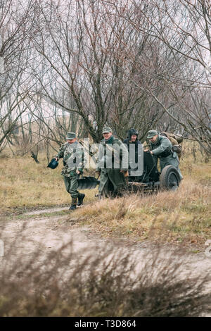 Gomel, Belarus - November 26, 2017: Reconstructors in der deutschen Form der Wehrmacht die Deutsche Waffe ziehen Pak 36 mit der Position. Wiederaufbau der t Stockfoto