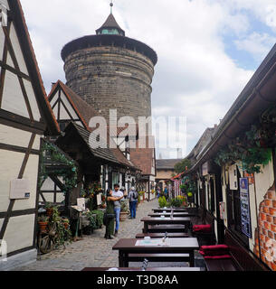 Handwerker Hof (deutsch: HANDWERKERHOF) und Frauen Gate Tower (deutsch: Frauentorturm) in der Altstadt von Nürnberg, Franken, Bayern, Deutschland Stockfoto