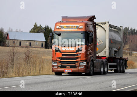 Salo, Finnland - 5 April, 2019: Bronze Next Generation Scania R580 Lkw von AH Trans Oy Hols chemische Flüssigkeiten container entlang der Autobahn in Finnland. Stockfoto