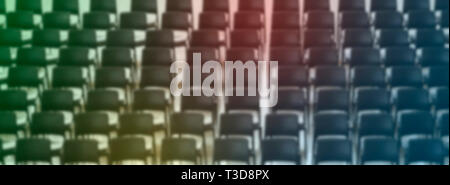 Leere Stühle für Theater oder Halle zeigen. abstract Blur in Farben Stockfoto