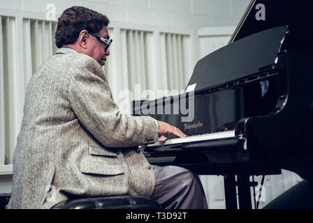Jazz Pianisten Billy Taylor lehrt eine Musik klasse und spielt Klavier. Stockfoto