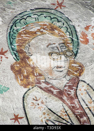 Matthäus schreibt sein Evangelium mit Brille Buch, Fresko in der Kirche Everlov, Schweden, 18.August 2010 Stockfoto