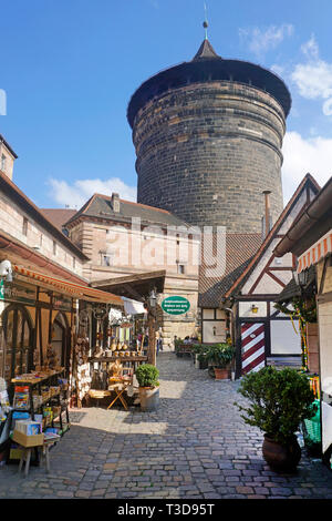 Handwerker Hof (deutsch: HANDWERKERHOF) und Frauen Gate Tower (deutsch: Frauentorturm) in der Altstadt von Nürnberg, Franken, Bayern, Deutschland Stockfoto