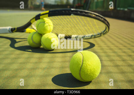 Tennis Bälle und Schläger auf dem Gras. Close-up. Konzept für Sport, gesunde Lebensweise. Stockfoto