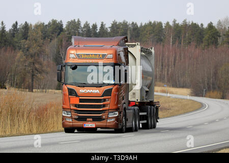 Salo, Finnland - 5 April, 2019: Bronze Next Generation Scania R580 Lkw von AH Trans Oy Hols chemische Flüssigkeiten container entlang der Autobahn in Finnland. Stockfoto