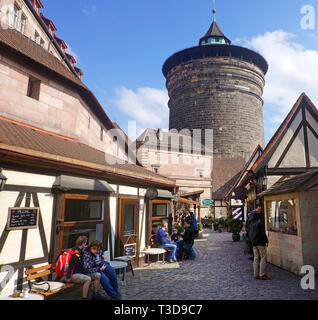 Handwerker Hof (deutsch: HANDWERKERHOF) und Frauen Gate Tower (deutsch: Frauentorturm) in der Altstadt von Nürnberg, Franken, Bayern, Deutschland Stockfoto