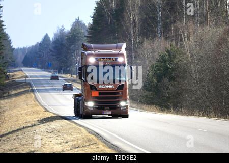 Salo, Finnland - 5 April, 2019: Bronze Next Generation Scania R580 Lkw von AH Trans Oy für chemische Containerverkehr auf der Straße, Fernlicht kurz auf Stockfoto