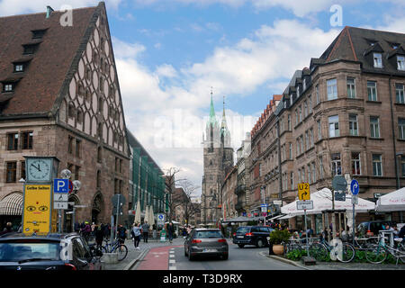 Blick von der Kings Road auf Lorenz Kirche, linken Seite der historischen Custom House, Lorenzer Altstadt, Nürnberg, Franken, Bayern, Deutschland Stockfoto
