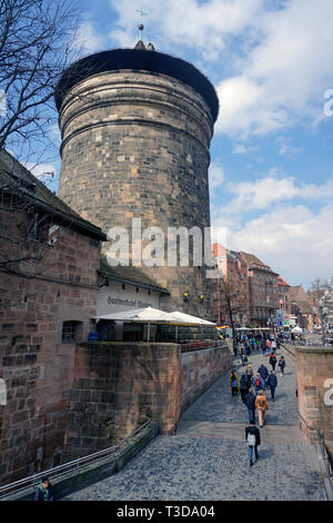 Frauen Gate Tower (deutsch: Frauentorturm) an Handwerker Hof (deutsch: Handwerkerhof) an der Stadtbefestigung, Altstadt von Nürnberg, Bayern, Deutschland Stockfoto