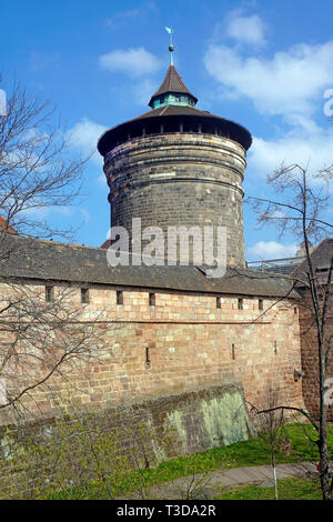 Frauen Gate Tower (deutsch: Frauentorturm) an Handwerker Hof (deutsch: Handwerkerhof) an der Stadtbefestigung, Altstadt von Nürnberg, Bayern, Deutschland Stockfoto