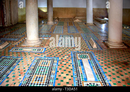 Innenraum der wunderschön gestalteten Saadien Gräber (Les Saadiens Katakomben) in Marrakesch, Marokko, eine beliebte Touristenattraktion Stockfoto