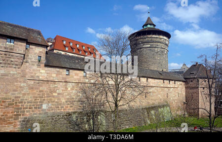 Frauen Gate Tower (deutsch: Frauentorturm) an Handwerker Hof (deutsch: Handwerkerhof) an der Stadtbefestigung, Altstadt von Nürnberg, Bayern, Deutschland Stockfoto