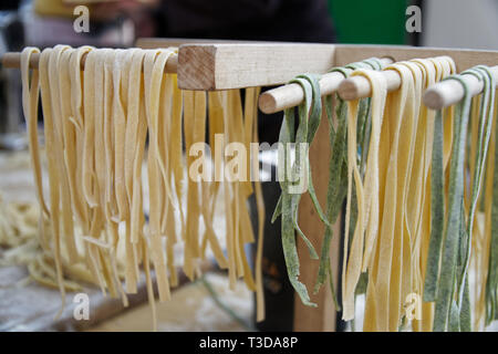 Hausgemachte Pasta - Nahaufnahme der Prozess des Kochens. Küchenchef machen frische italienische traditionelle Pasta. Stockfoto