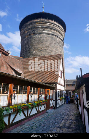 Handwerker Hof (deutsch: HANDWERKERHOF) und Frauen Gate Tower (deutsch: Frauentorturm) in der Altstadt von Nürnberg, Franken, Bayern, Deutschland Stockfoto