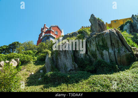 SINTRA, PORTUGAL - 22. AUGUST 2017: Pena Romantiker Schloss wurde 1854 auf den portugiesischen Riviera gebaut Stockfoto