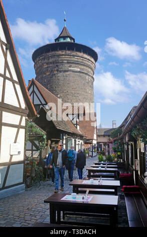 Handwerker Hof (deutsch: HANDWERKERHOF) und Frauen Gate Tower (deutsch: Frauentorturm) in der Altstadt von Nürnberg, Franken, Bayern, Deutschland Stockfoto