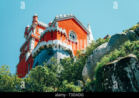 SINTRA, PORTUGAL - 22. AUGUST 2017: Pena Romantiker Schloss wurde 1854 auf den portugiesischen Riviera gebaut Stockfoto